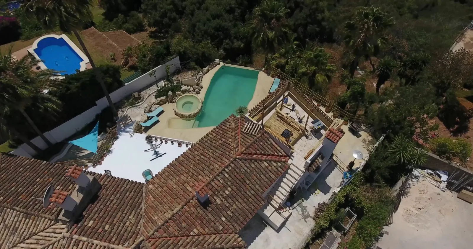 Vue aérienne d’une maison avec piscine et terrasse entourée de végétation sur la Côte d’Azur.