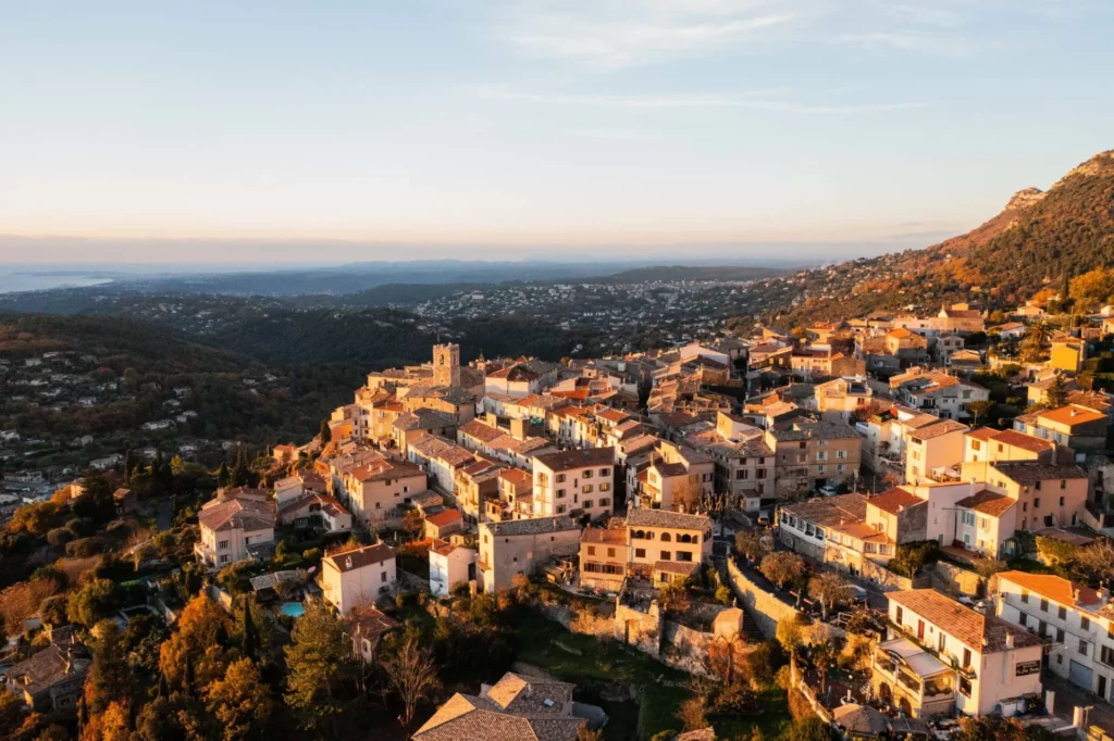 Village perché de Saint-Jeannet au coucher du soleil