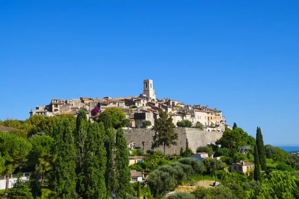 Village de Saint-Paul-de-Vence vu depuis la campagne